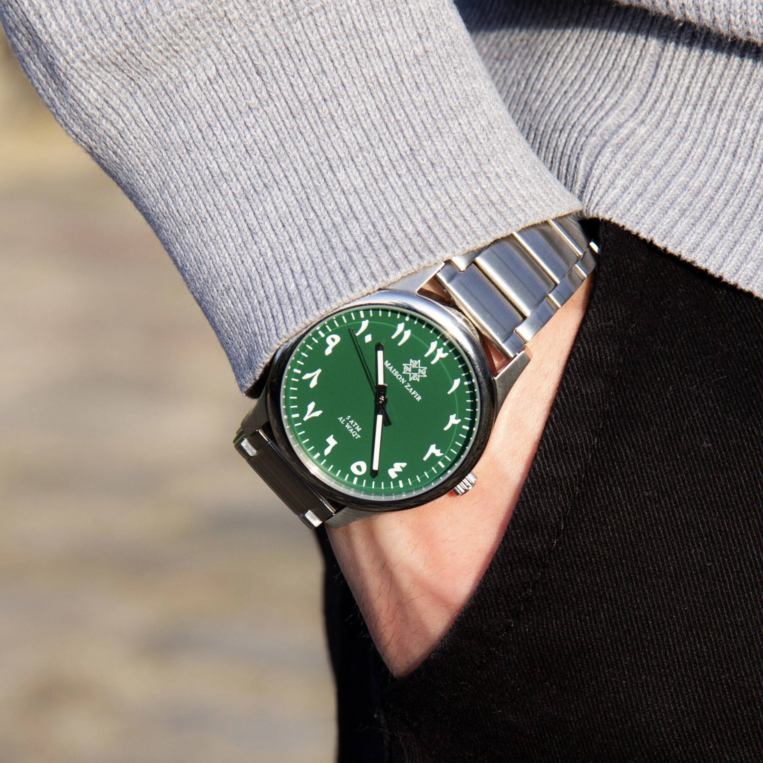 Montre homme AL WAQT acier vert Maison ZAFIR portée au poignet en lifestyle